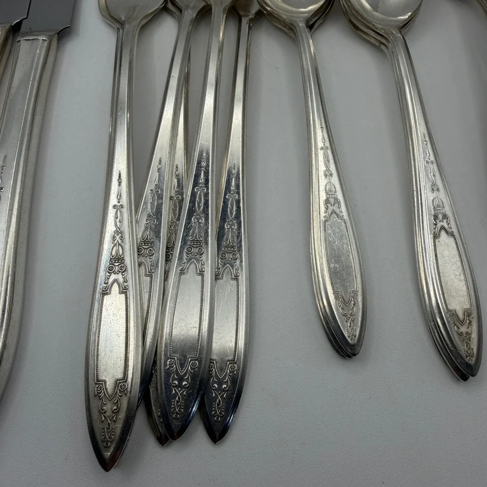 Wm. A. Rogers Oneida Debutante Flatware Set 26pc Silverplate Vintage Silver
